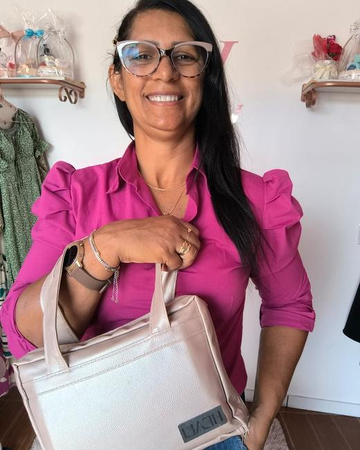 Silvia, revendedora Heali em Cassilândia (MS), com a maleta Heali na mão