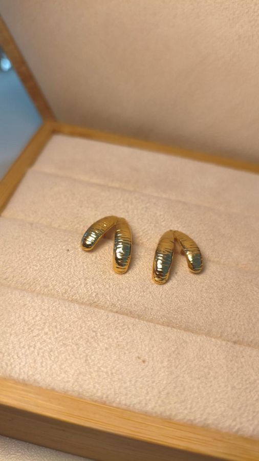 Brinco V Invertido Riscado Banho Ouro — banho de ouro 18k, Heali Semijoias