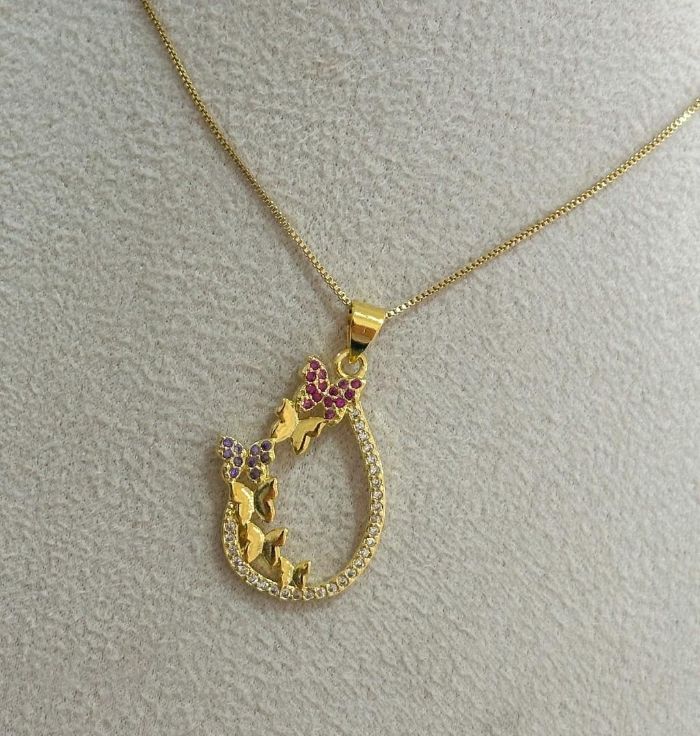 Colar Veneziana Com Pingente Cravejado Borboletas Rosa E Lilás Banhado NO Dourado