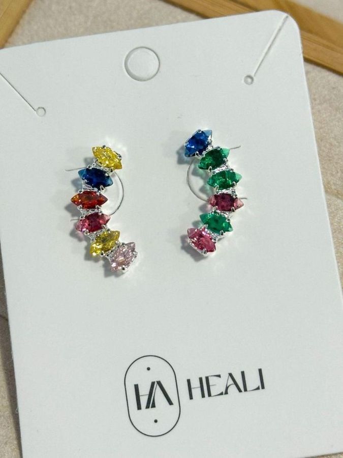Brinco Curvo Cravejado Zircônias Coloridas Prata