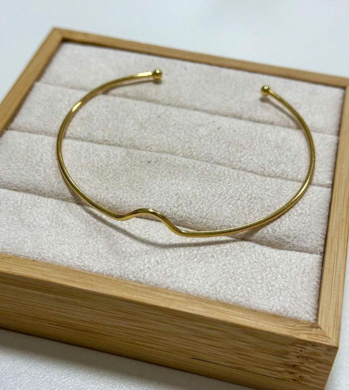 Bracelete Liso Com Detalhe EM V